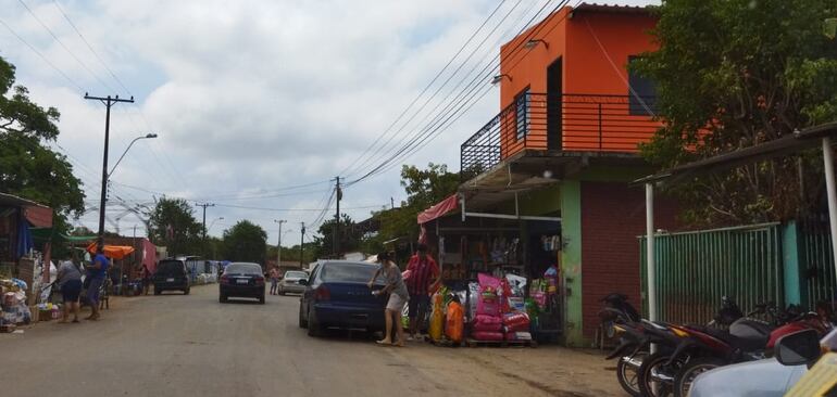 Algunos negocios sacan casillas de madera a la vereda, dándole el aspecto más sencillo.
