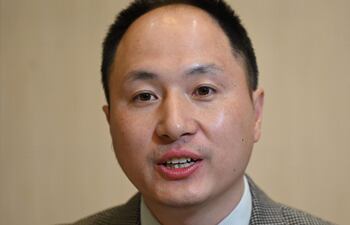 El científico chino He Jiankui, que saltó a la fama a nivel mundial en 2018 tras afirmar que había conseguido crear bebés manipulados genéticamente para resistir al VIH, aseguró recientemente que llevará a cabo investigaciones de edición genética en Hong Kong utilizando inteligencia artificial.