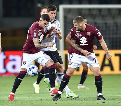 El paraguayo Antonio Sanabria, del Torino, intenta controlar el balón ante la presión del italiano Matteo Pessina, del Atalanta.