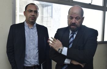 El imputado Raúl Fernández Lippmann (i) y su abogado Álvaro Arias. El “partner” prometió “cantar”, pero nunca dijo nada.