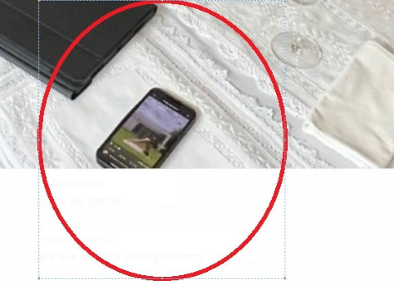 Aparato celular en la mesa de los cartistas. (facebook).