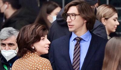 Lady Gaga y Adam Driver en la grabación del filme sobre Gucci.
