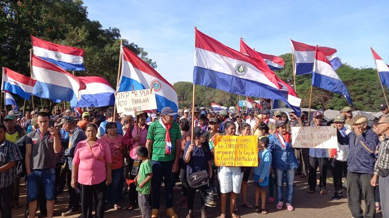 El cierre de ruta PY01 en el kilómetro 21 es encarada por campesinos.
