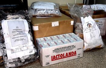 Una caja de leche presentada como muestra por el único oferente para la provisión del producto para la merienda escolar en Caaguazú.