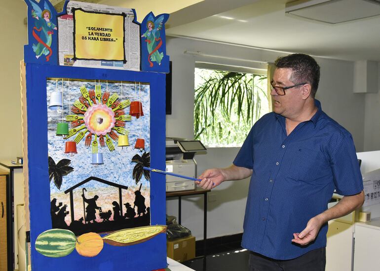 "Solamente la verdad os hará libres". El segundo lugar correspondió al pesebre hecho por los colaboradores de Arte, que utilizaron la técnica de la pintura para destacarse. Roland Peters, en nombre de su equipo, explicó los detalles de cómo armaron este creativo pesebre.