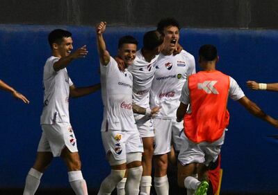Grito de gol del atacante argentino Facundo Bruera, autor del primer tanto tricolor, el juvenil Jesús Cáceres,  el mediapunta Danilo Santacruz y el lateral Claudio Núñez acompañan la celebración.