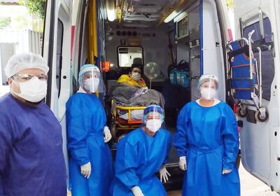 En la ambulancia, Gustavo Benítez se prepara para ir a su casa.