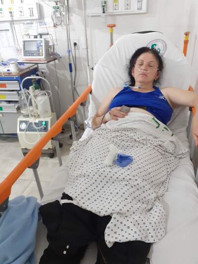 La docente de Caazapá internada después de descompensarse en plena Unidad Sanitaria de IPS, según denunció, a raíz del maltrato recibido del médico Abel Silva.