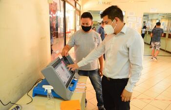 La máquina de votación fue instalada en la Municipalidad de Ciudad del Este a disposición de la ciudadanía.