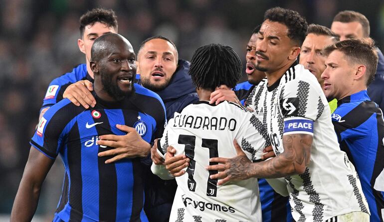 Turin (Italy), 04/04/2023.- Players of Juventus and Inter argue at the end of the semi-final first leg soccer match of Coppa Italia between Juventus FC and Inter FC, in Turin, Italy, 04 April 2023. (Italia) EFE/EPA/ALESSANDRO DI MARCO