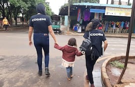 Los funcionarios de la Codeni, brindan asistencia a niños en situación se calle.