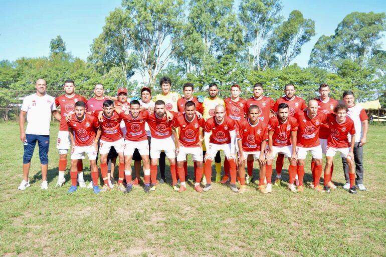Plantel completo de "Los Diablos Rojos" que ganò la final de la Liga Concepcionera de Fùtbol al Sportivo Obrero por 1 a 0.