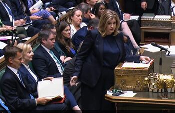 Sesión de la Cámara de los Comunes, en el Reino Unido. La política Penny Mordaunt se dirige a los parlamentarios. Sentados aparecen la premier renunciante Liz Truss (C) y el político Jeremy Hunt (i). (AFP)