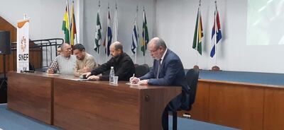 Los disertantes del seminario durante la conclusión del debate, en la sede Unila en Foz de Yguazú- Brasil.