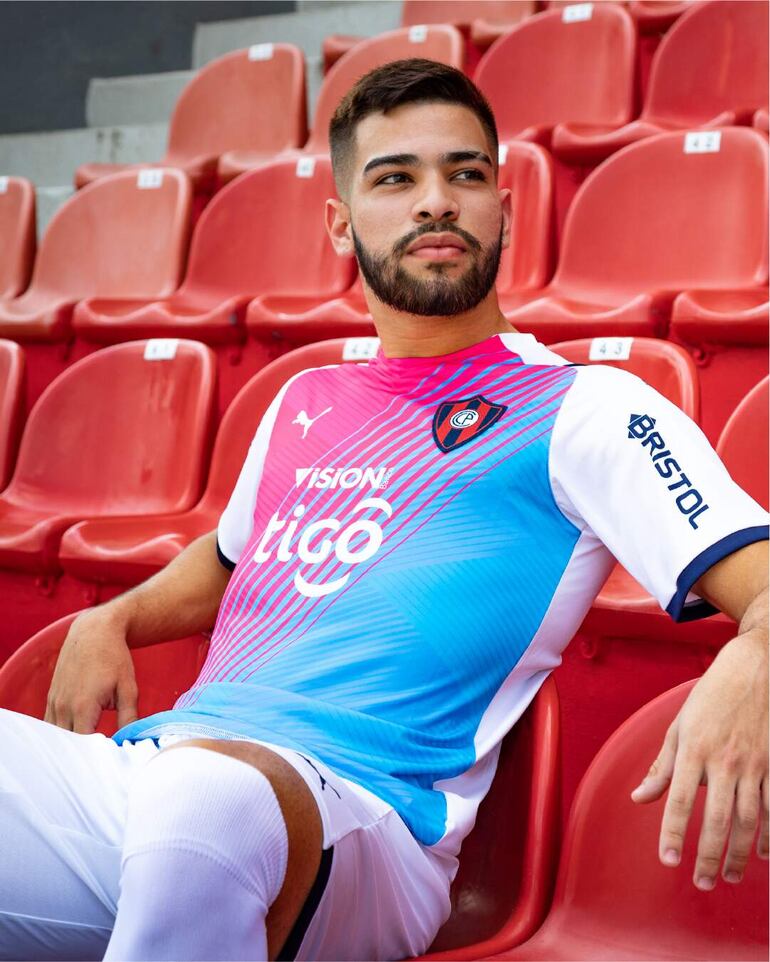 El lateral zurdo Daniel Rivas, fue uno de los elegidos para mostrar la camiseta alternativa. 