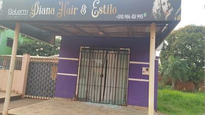 Fachada de la peluquería baleada.