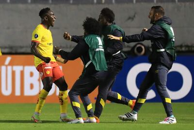 Erick Castillo (i) de Aucas celebra un gol hoy, en un partido de la fase de grupos de la Copa Libertadores entre Aucas y Flamengo en el estadio Chillogallo in Quito (Ecuador).