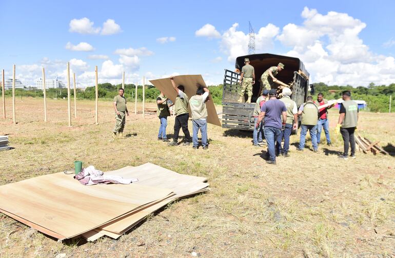 En terreno en zona de la Costanera ayer se trasladó a familias afectadas.