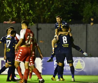 Jugadores del Sportivo Trinidense celebrando el tanto de Alex Álvarez a General Caballero JLM.