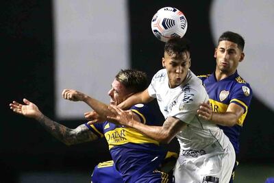 Kaio Jorge (c), delantero del Santos FC, disputa hoy el balón con Alan Varela (d), volante de Boca Juniors, durante un partido por el grupo C de la Copa Libertadores, en el Estadio Urbano Caldeira, más conocido como Vila Belmiro, en Santos (Brasil).
