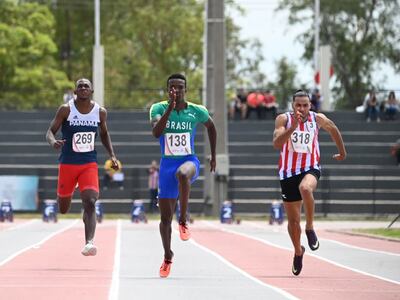 Misael Zalazar (d) compitiendo en los 100 metros del Atletismo en los Juegos Suramericanos Asunción 2022.