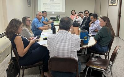 Vecinos en contra del estacionamiento tarifado se reunieron con los concejales asuncenos en la Comisión de Lesgislación hoy.