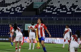 Lice Chamorro (c) convirtió el gol paraguayo en el primer amistoso, que se jugó en el Defensores del Chaco.