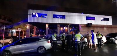 Agentes de la Comisaría 3ª y de la Fiscalía de Delitos Ambientales, quiénes procedieron, desde la calle, a la medición del sonido producido por el local mencionado y se pudo constatar la polución sonora.