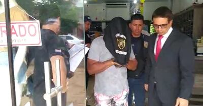 Momento en que el comerciante detenido era sacado de su local por la comitiva fiscal-policial.