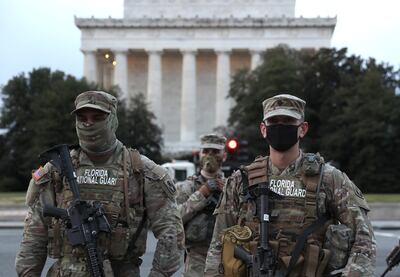 Miembros de la Guardia Nacional de Florida montan guardia fuera del Lincoln Memorial el 16 de enero de 2021 en Washington, DC. Después de los disturbios de la semana pasada en el edificio del Capitolio de Estados Unidos, el FBI advirtió sobre amenazas adicionales en la capital del país y en los 50 estados. Según los informes, hasta 25.000 soldados de la Guardia Nacional vigilarán la ciudad mientras se realizan los preparativos para la toma de posesión de Joe Biden como el 46 presidente de los Estados Unidos.