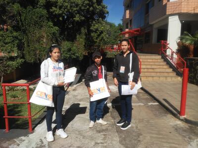 Un grupo de censistas se dispone a iniciar la tarea, temprano en la mañana, en el barrio La Victoria, de Encarnación.