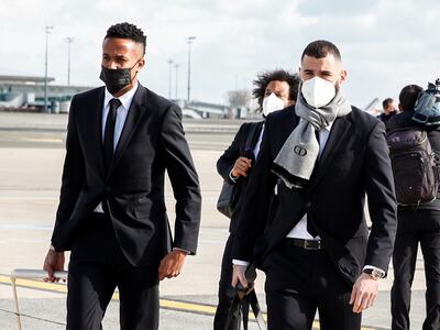 Karim Benzema (d) después del aterrizaje del plantel en la ciudad de París, donde el Real Madrid disputará la Champions League contra el PSG.