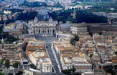 Vista aérea de la plaza y la basílica de San Pedro, en el Vaticano.