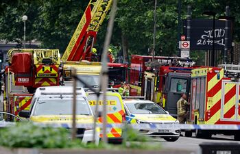 Miembros del servicio de emergencia acordonan la zona de la estación Elephant and Castle al sur de Londres.