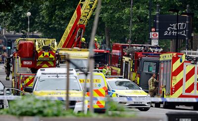 Miembros del servicio de emergencia acordonan la zona de la estación Elephant and Castle al sur de Londres.