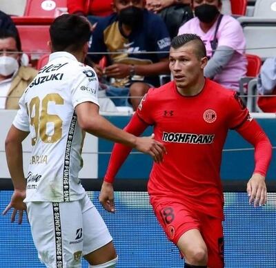 Braian Samudio (d) en el partido ante Pumas.