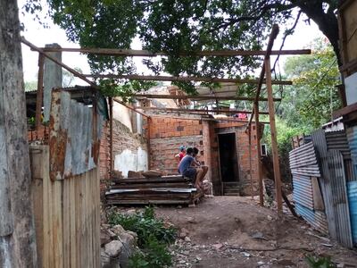 La familia busca construir una casa con las mínimas condiciones para la niña.