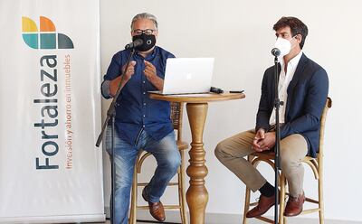 El Arq. César Aquino y el director ejecutivo de Fortaleza, Francisco Gómez, durante el encuentro.