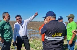 Sixto Pereira, Pedro Santa Cruz y Esperanza Martínez recorren humedales.