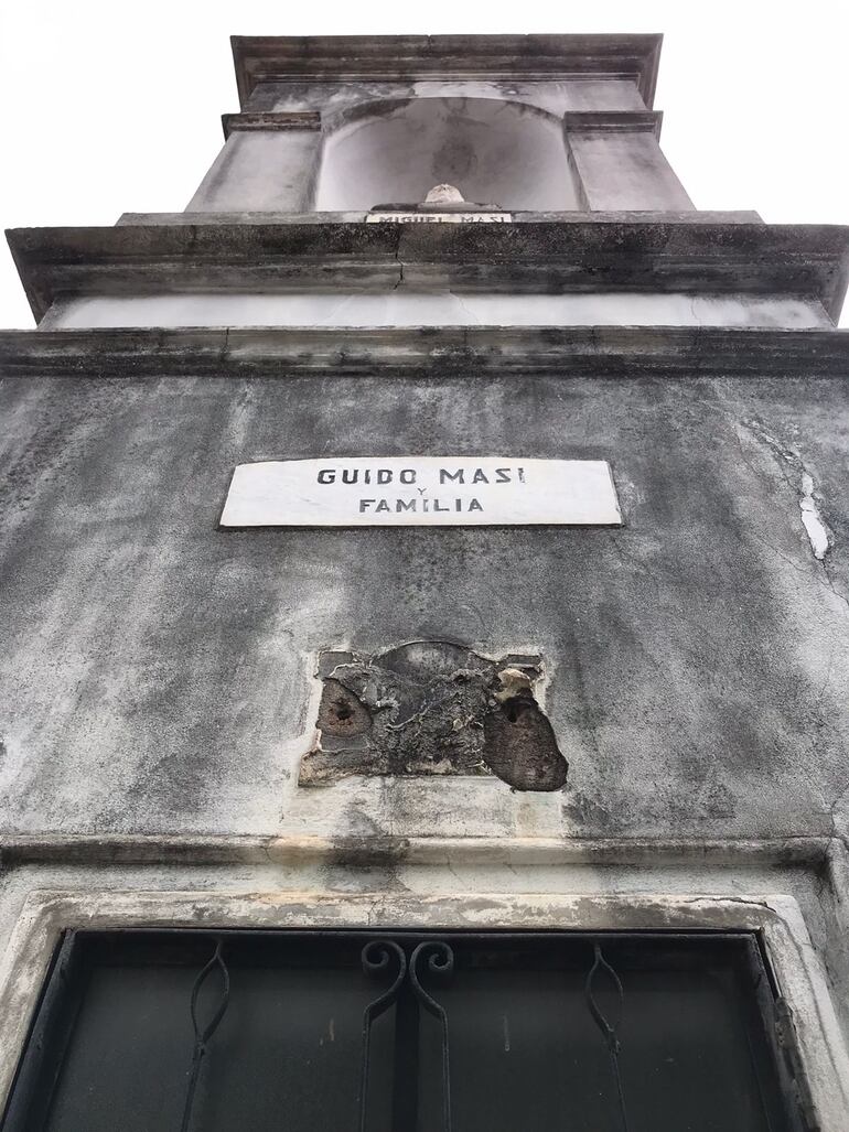 Rastros de una placa que fue arrancada del panteón de Guido Masi y familia. 