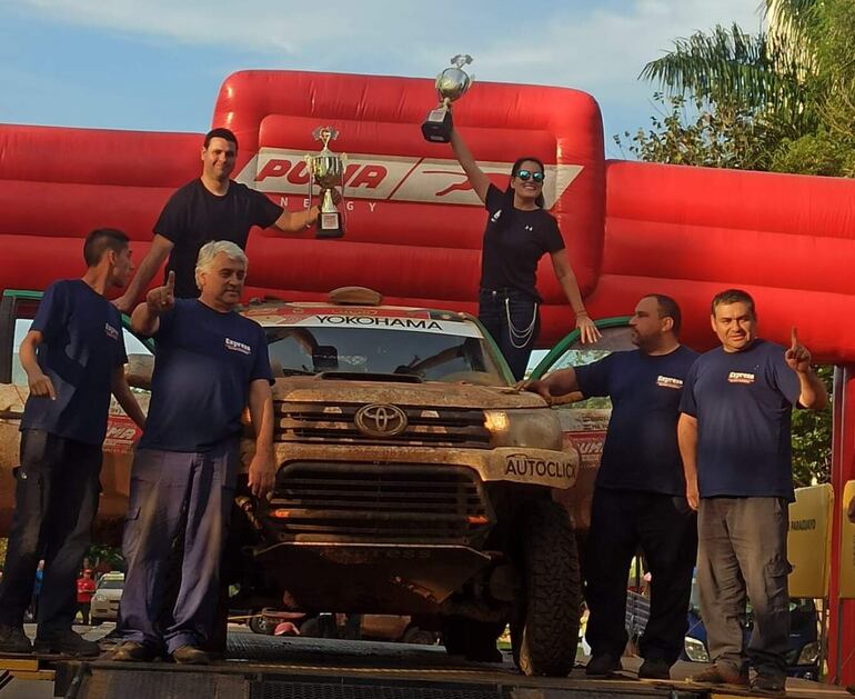 Andrea Lafarja y Fernando González en el podio recibiendo el trofeo como ganadores de la T1 Diesel.