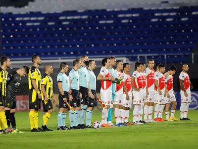CDA101. ASUNCIÓN (PARAGUAY), 18/05/2021.- Jugadores de Peñarol (i) y River Plate forman hoy, en un partido de la Copa Sudamericana entre River Plate y Peñarol en el estadio Defensores del Chaco en Asunción (Paraguay). EFE/Nathalia Aguilar