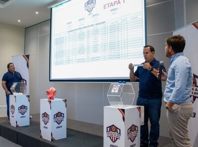 Autoridades del fútbol playa de la APF, realizando el sorteo del certamen que arranca hoy.