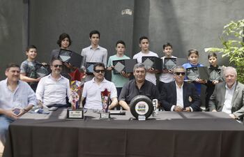 Directivos del Karting Club Paraguayo, representantes del Touring Club, el Senador Blas Llano y los ocho pilotos paraguayos que compitieron en Colombia, tras la conferencia de prensa.