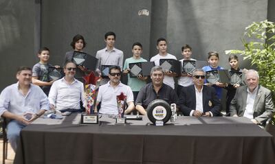 Directivos del Karting Club Paraguayo, representantes del Touring Club, el Senador Blas Llano y los ocho pilotos paraguayos que compitieron en Colombia, tras la conferencia de prensa.