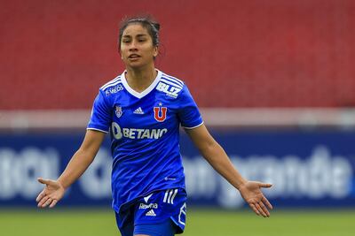 La jugadora paraguaya de la Universidad de Chile, Rebeca Fernández Valiente, celebra el primer gol contra Libertad Limpeño, en un partido de la Copa Liberadores femenina en Quito (Ecuador). EFE/José Jácome