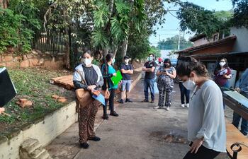 Grupos de embarazadas aguardando juntar 10 para poder vacunarse. Cada llegada que permitía acercarse a la decena se convertía en festejo.