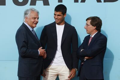 El presidente del Grupo Mutua Madrileña, Ignacio Garralda; el tenista español Carlos Alcaraz, vigente campeón del torneo masculino, y el alcalde de Madrid, José Luis Martínez-Almeida, conversan durante la presentación oficial del torneo de tenis Mutua Madrid Open que se celebra en las instalaciones de la Caja Mágica hasta el próximo 7 de mayo, este lunes en Madrid.