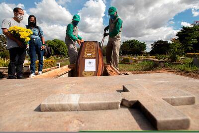 Trabajadores del cementerio Campo de Esperanza entierran una víctima de covid-19 el 3 de junio de 2020 en Brasilia (Brasil).