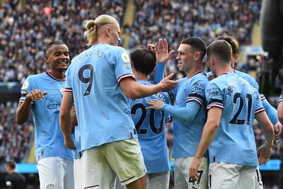 Phil Foden (2-R) del Manchester City celebra con Erling Haaland (2-L) y sus compañeros de equipo después de marcar un hat-trick en el partido de fútbol de la Premier League inglesa entre el Manchester City y el Manchester United en el Etihad Stadium en Manchester, Gran Bretaña, el 02 de octubre 2022.